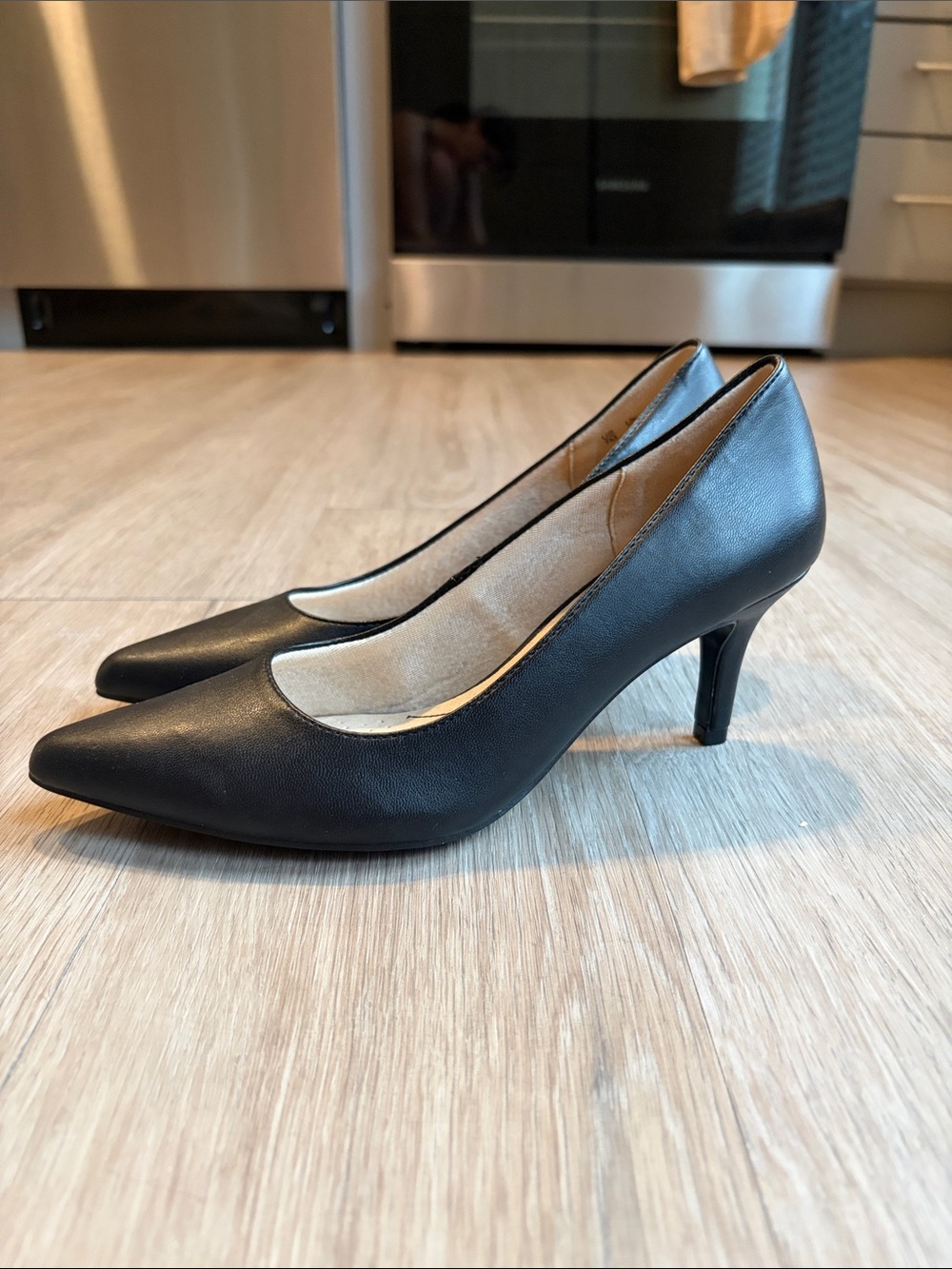 Life Stride Black Pointed-Toe Mid Heel Pumps